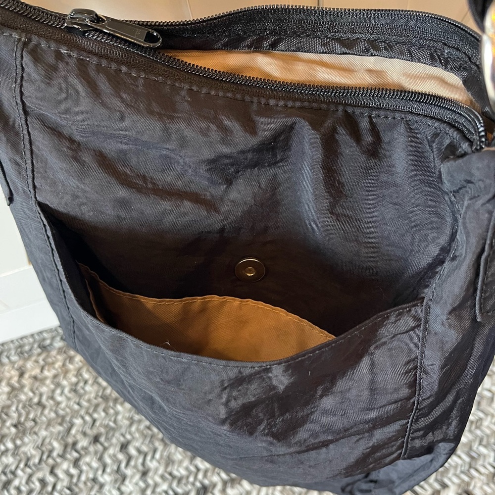 Peak Gear Black RFID Block Crossbody Messenger Bag - Picture 6 of 10